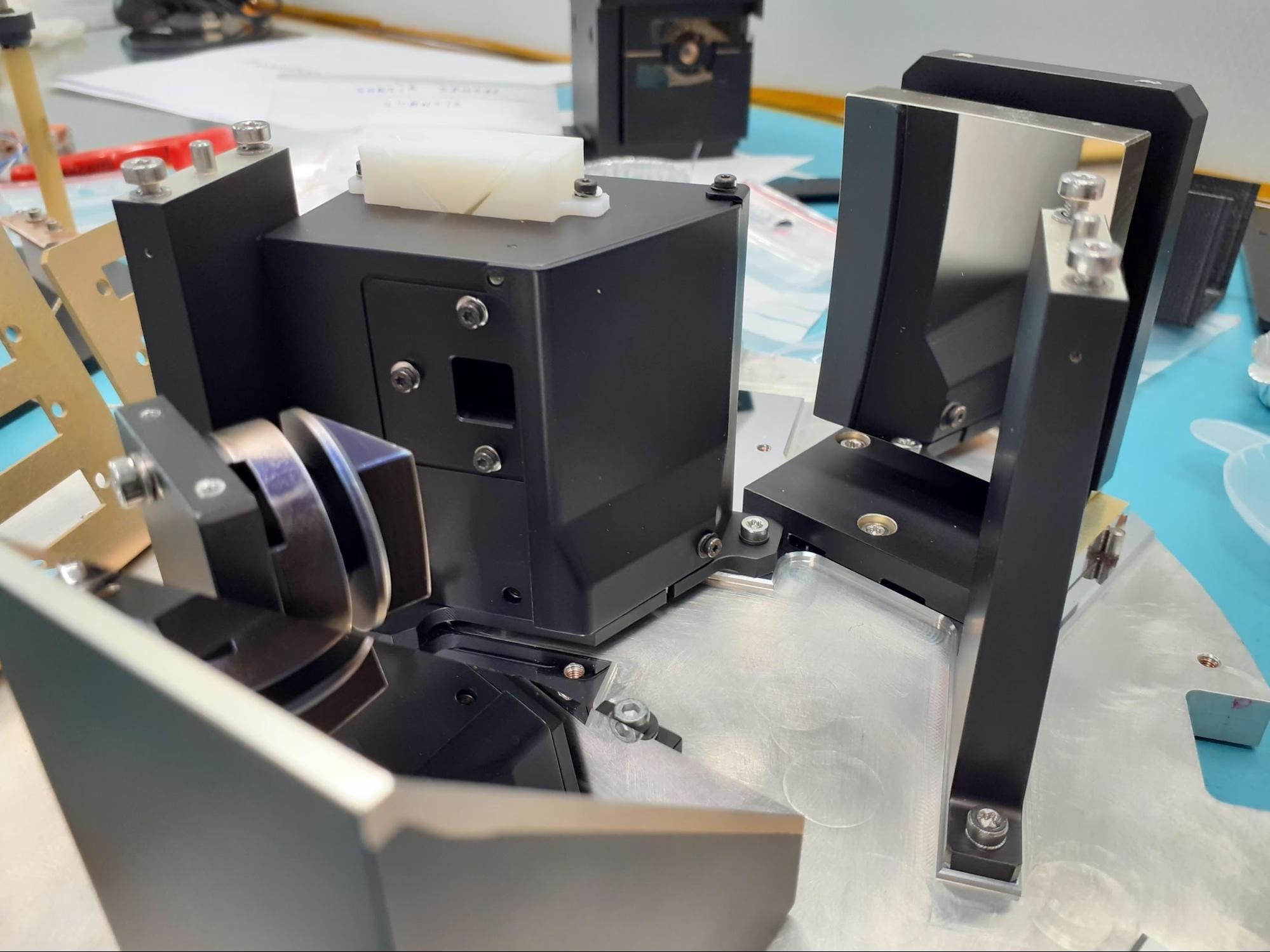 Close-up view of the collimator system of the Quantix test bench. The collimator delivers a uniform illumination on the detector under test so that each pixel of the detector sees the same photon flux. © CEA