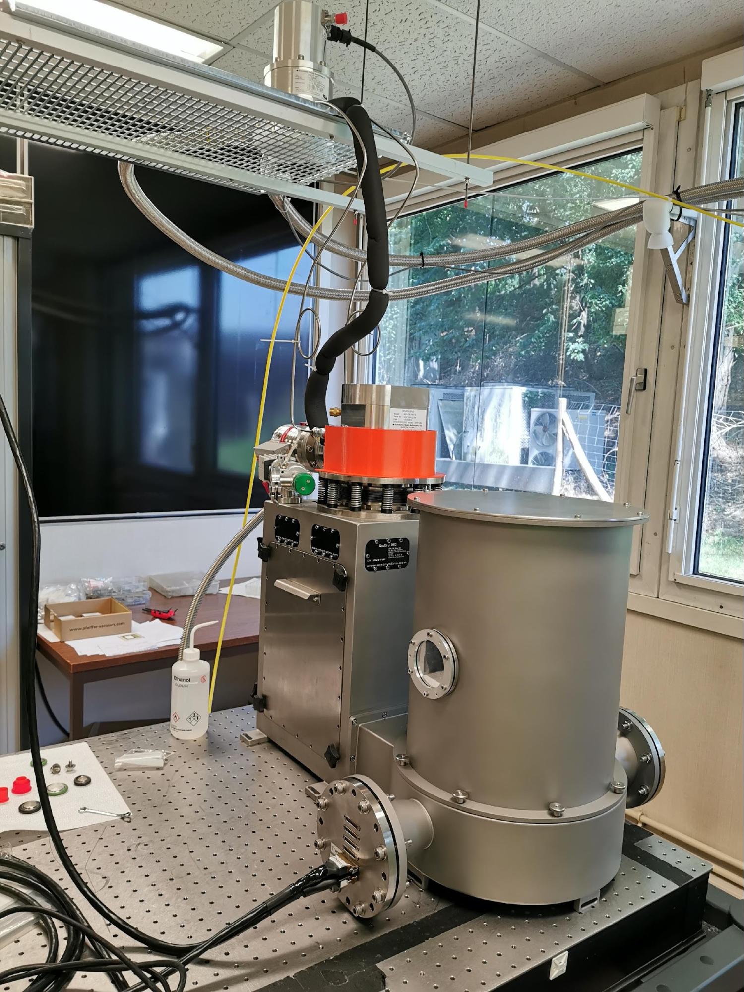 The Quantix cryostat in the infrared laboratory at the Astrophysics Department. The cylindrical part will receive the Quantix optical bench, and the parallelepiped part houses the cryogenic system. The optical bench will operate at a temperature of 20 K. © CEA